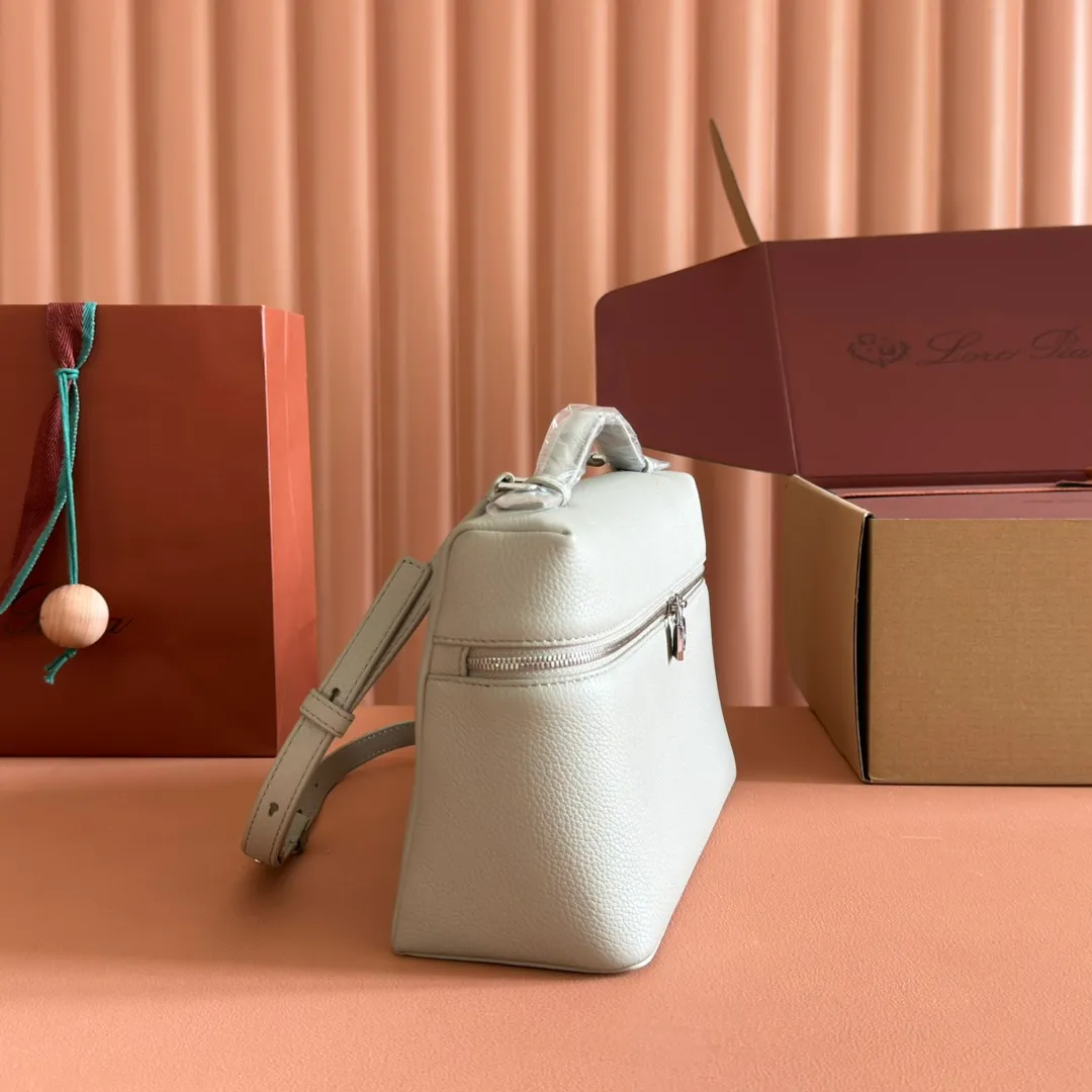 p1280💋💋💋【Original leather all-steel configuration counter complete package】𝐋𝐨𝐫𝐨 𝐏𝐢𝐚𝐧@ Extra pocket L27 series handbag/crossbody bag The most comfortable life is when it is not defined, just like loro The material design of pian@ does not require complicated design styles. The simple and soft outline is elegant and durable, like an exquisite cosmetic case, which perfectly balances appearance and functionality. The leather is delicate and feels as soft as butter. The small bag has a large capacity. It is not only portable with a thin shoulder strap, but can also be worn cross-body. Sisters who have a special liking for minimalist style can buy it. It is simple and versatile. The simpler, the more different. Stars and Instagram celebrities are all planting it. There are two sizes of 19 cm and 27 cm. One is exquisite and casual, and the other is elegant and grand. Dimensions: length 27×width 10×height 16cm (with shoulder strap)